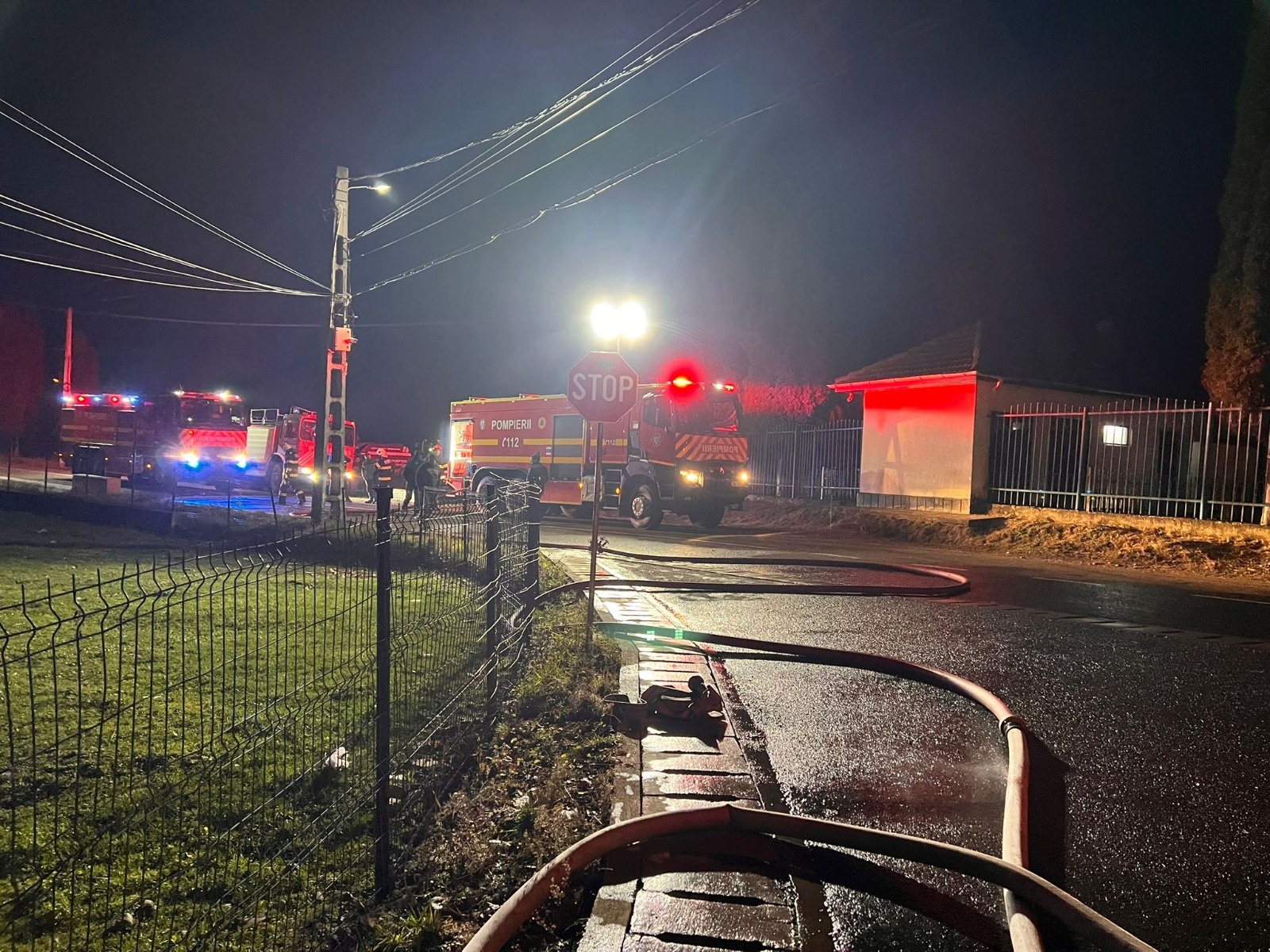 Polițiștii au vrut să evacueze un bătrân din calea unui incendiu care se extindea, dar l-au găsit mort în casă