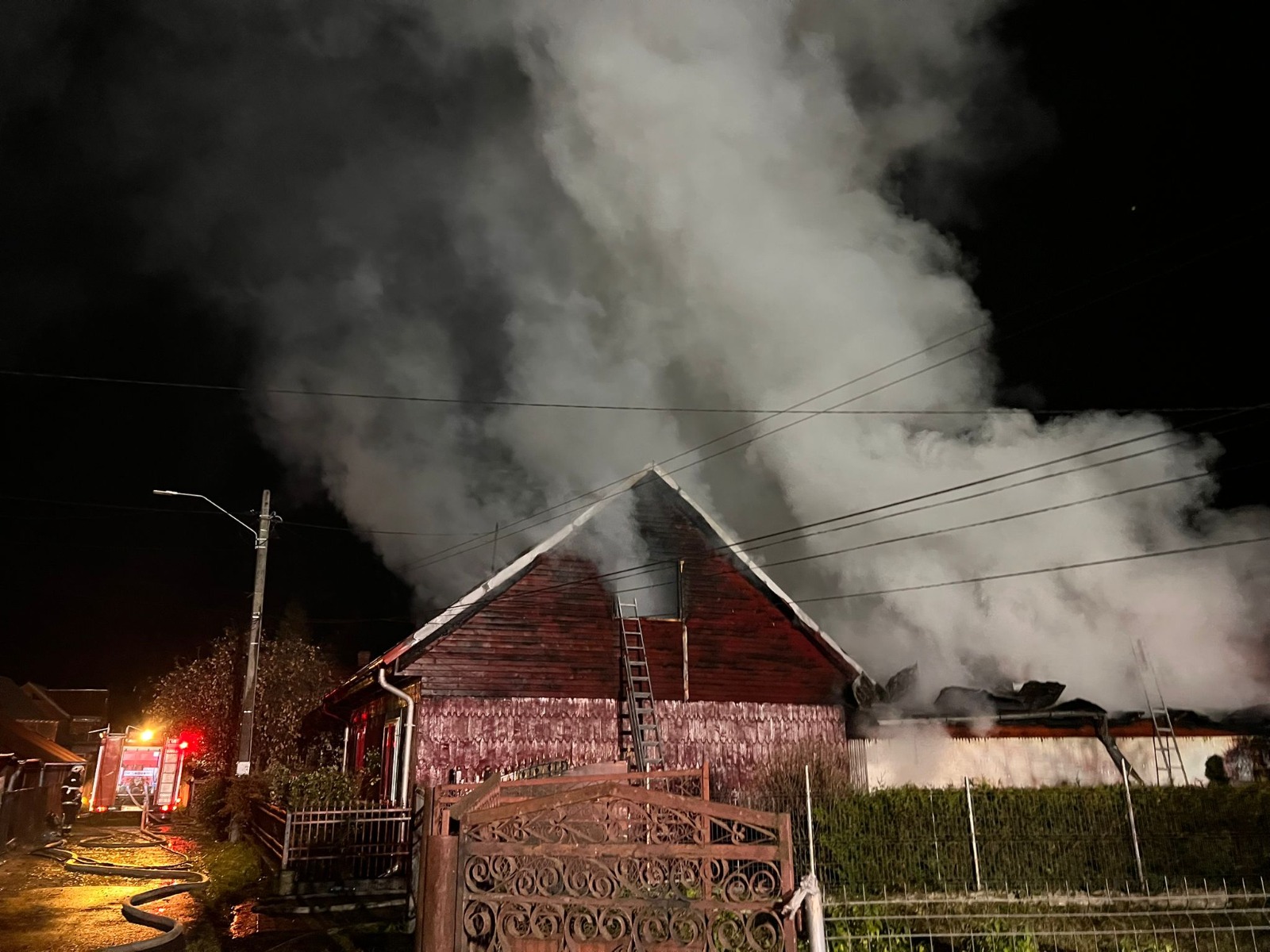 Gospodărie distrusă într-un incendiu puternic