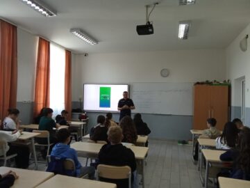 Elevi și profesori, instruiți pentru un mediu sigur, la Liceul Tehnologic „Ștefan cel Mareˮ din Cajvana