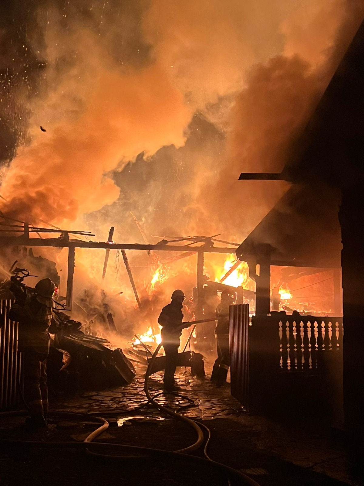 Polițiștii au vrut să evacueze un bătrân din calea unui incendiu care se extindea, dar l-au găsit mort în casă