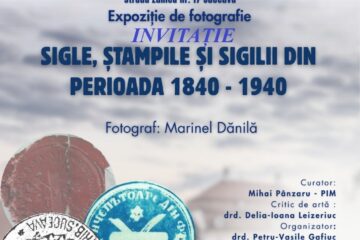 Sigle, ștampile și sigilii din perioada 1840 – 1940, expuse la Galeria de Artă Zamca. Fotograf: Marinel Dănilă Sigle, ștampile și sigilii din perioada 1840 – 1940, expuse la Galeria de Artă Zamca. Fotograf: Marinel Dănilă