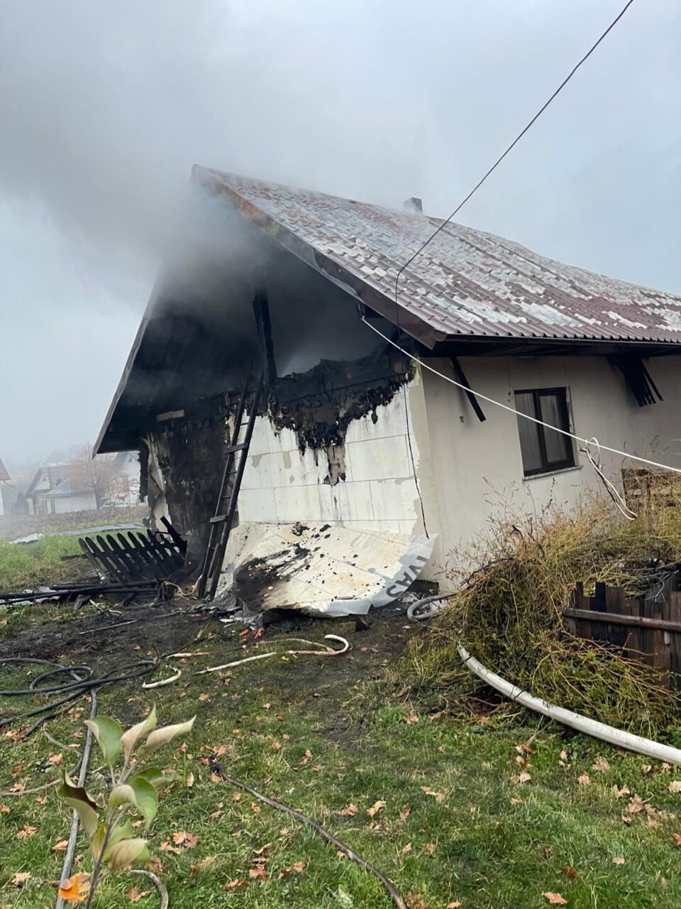 Două case distruse de incendii pornite de la coșurile de fum cu probleme Două case distruse de incendii pornite de la coșurile de fum cu probleme