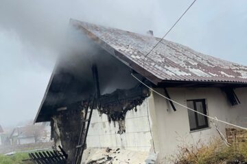 Două case distruse de incendii pornite de la coșurile de fum cu probleme