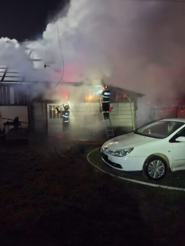 Două case distruse de incendii pornite de la coșurile de fum cu probleme