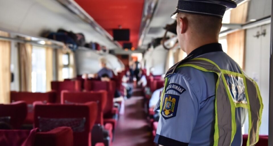 Doi iubiți minori fugiți de acasă, găsiți de polițiști în tren și opriți din drum Doi iubiți minori fugiți de acasă, găsiți de polițiști în tren și opriți din drum