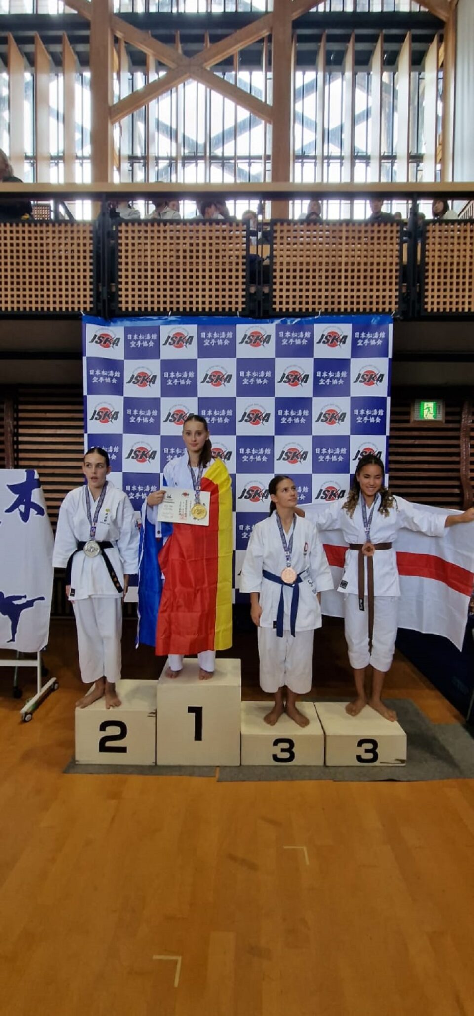 Nu mai puțin de 17 medalii au cucerit sportivii antrenați de Ovidiu Sfetcu la Campionatul Mondial de Karate din Japonia