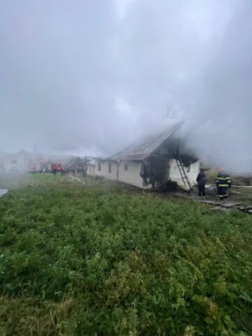 Două case distruse de incendii pornite de la coșurile de fum cu probleme