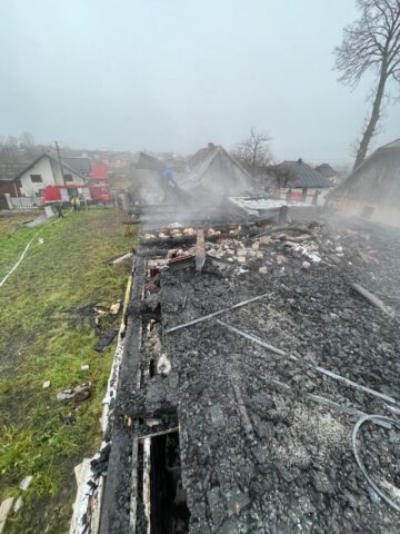 Două case distruse de incendii pornite de la coșurile de fum cu probleme