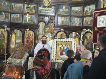 Procesiune religioasă pe străzile din Ițcani, de Mihail și Gavriil, la hramul parohiei „Sf. Arhangheli”