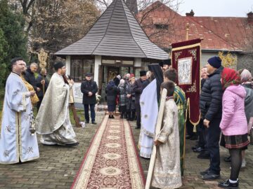 Procesiune religioasă pe străzile din Ițcani, de Mihail și Gavriil, la hramul parohiei „Sf. Arhangheli”