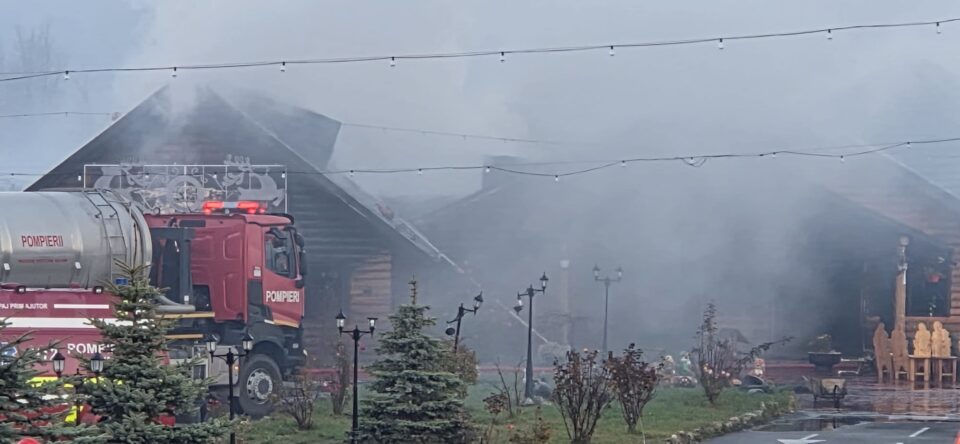 Un turist a murit după ce pensiunea în care era cazat a luat foc Un turist a murit după ce pensiunea în care era cazat a luat foc