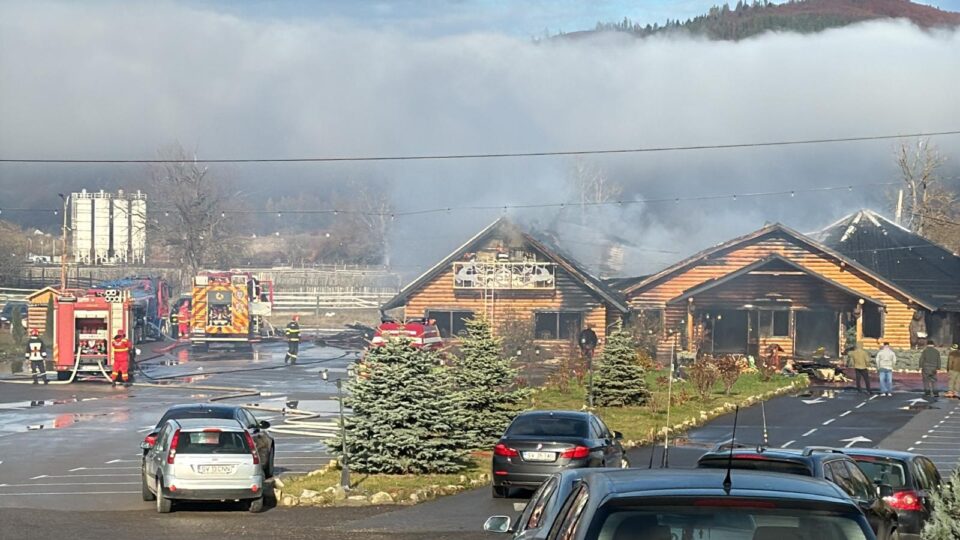 Un turist a murit după ce pensiunea în care era cazat a luat foc