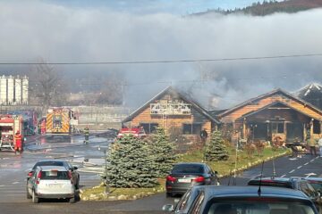 Un turist a murit după ce pensiunea în care era cazat a luat foc Un turist a murit după ce pensiunea în care era cazat a luat foc