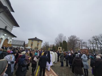 Procesiune religioasă pe străzile din Ițcani, de Mihail și Gavriil, la hramul parohiei „Sf. Arhangheli”