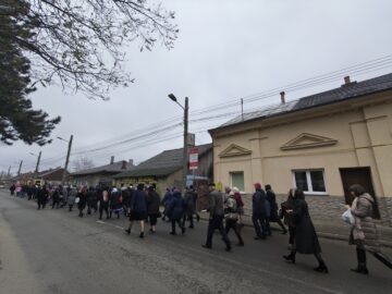 Procesiune religioasă pe străzile din Ițcani, de Mihail și Gavriil, la hramul parohiei „Sf. Arhangheli”