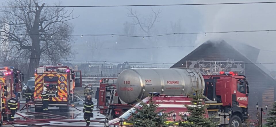 Un turist a murit după ce pensiunea în care era cazat a luat foc
