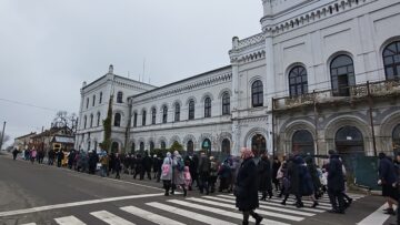 Procesiune religioasă pe străzile din Ițcani, de Mihail și Gavriil, la hramul parohiei „Sf. Arhangheli”