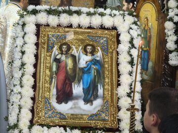 Procesiune religioasă pe străzile din Ițcani, de Mihail și Gavriil, la hramul parohiei „Sf. Arhangheli”