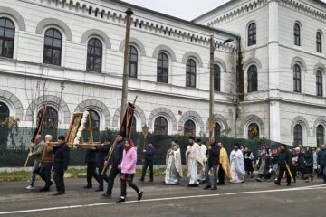 Procesiune religioasă pe străzile din Ițcani, de Mihail și Gavriil, la hramul parohiei „Sf. Arhangheli” Procesiune religioasă pe străzile din Ițcani, de Mihail și Gavriil, la hramul parohiei „Sf. Arhangheli”
