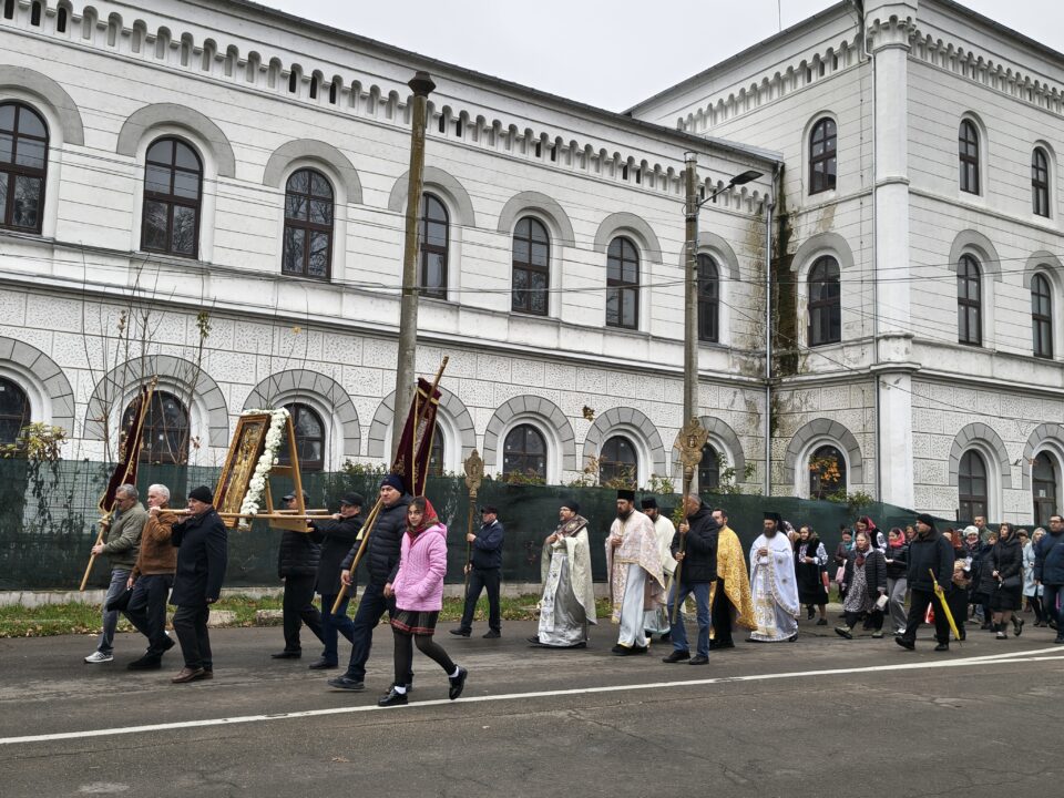 Procesiune religioasă pe străzile din Ițcani, de Mihail și Gavriil, la hramul parohiei „Sf. Arhangheli”