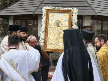 Procesiune religioasă pe străzile din Ițcani, de Mihail și Gavriil, la hramul parohiei „Sf. Arhangheli”