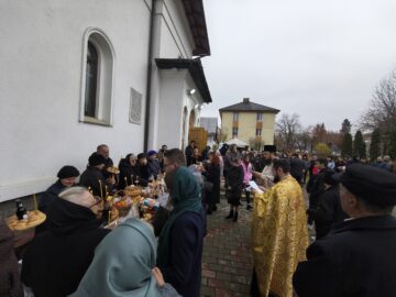 Procesiune religioasă pe străzile din Ițcani, de Mihail și Gavriil, la hramul parohiei „Sf. Arhangheli”