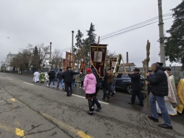Procesiune religioasă pe străzile din Ițcani, de Mihail și Gavriil, la hramul parohiei „Sf. Arhangheli”