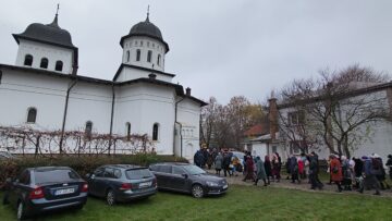 Procesiune religioasă pe străzile din Ițcani, de Mihail și Gavriil, la hramul parohiei „Sf. Arhangheli”