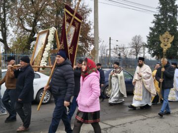 Procesiune religioasă pe străzile din Ițcani, de Mihail și Gavriil, la hramul parohiei „Sf. Arhangheli”