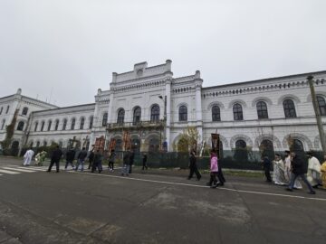 Procesiune religioasă pe străzile din Ițcani, de Mihail și Gavriil, la hramul parohiei „Sf. Arhangheli”