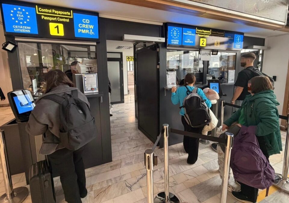 Ștampila pe pașaport pentru cetățenii non-UE care intră sau ies din județ prin PTF Vicovu de Sus și pe la aeroportul Salcea va deveni istorie Ștampila pe pașaport pentru cetățenii non-UE care intră sau ies din județ prin PTF Vicovu de Sus și pe la aeroportul Salcea va deveni istorie