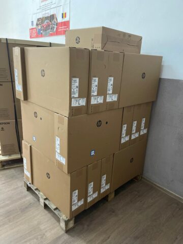 Peste 530 de echipamente achiziționate cu bani europeni au început să fie livrate unităților de învățământ din Siret