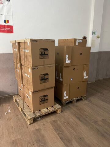 Peste 530 de echipamente achiziționate cu bani europeni au început să fie livrate unităților de învățământ din Siret