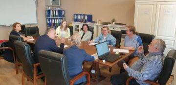 Peste 530 de echipamente achiziționate cu bani europeni au început să fie livrate unităților de învățământ din Siret