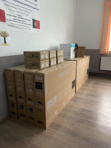 Peste 530 de echipamente achiziționate cu bani europeni au început să fie livrate unităților de învățământ din Siret