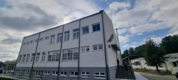 Peste 530 de echipamente achiziționate cu bani europeni au început să fie livrate unităților de învățământ din Siret