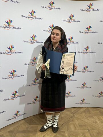 O elevă a Colegiului Militar Câmpulung câștigă Marele Trofeu la un festival de folclor de la Alba Iulia