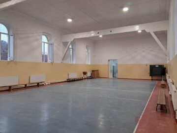 Peste 530 de echipamente achiziționate cu bani europeni au început să fie livrate unităților de învățământ din Siret