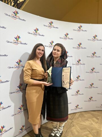 O elevă a Colegiului Militar Câmpulung câștigă Marele Trofeu la un festival de folclor de la Alba Iulia