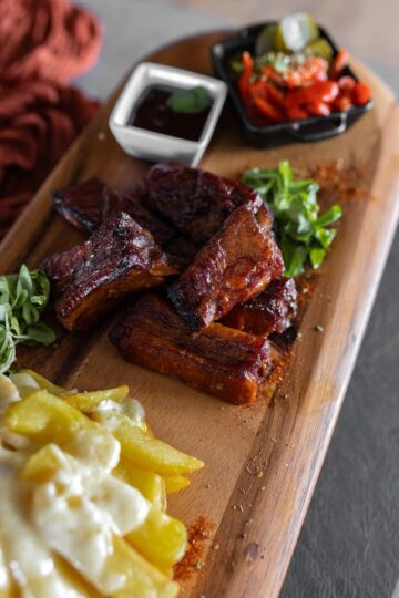 Moldavian Burger Suceava pregătește o seară specială: meniu deosebit și muzică live cu The Friends