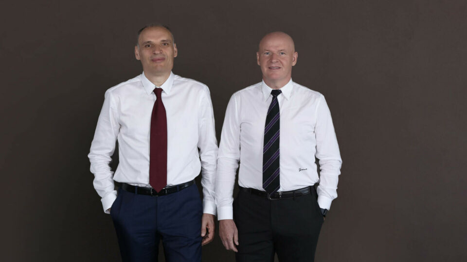 Proprietarii imperiului Dedeman, sucevenii Dragoș și Adrian Pavăl, sunt interesați să cumpere magazinele Carrefour din România