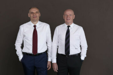 Proprietarii imperiului Dedeman, sucevenii Dragoș și Adrian Pavăl, sunt interesați să cumpere magazinele Carrefour din România