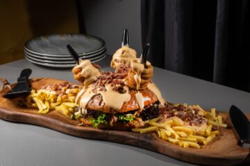 Moldavian Burger Suceava pregătește o seară specială: meniu deosebit și muzică live cu The Friends