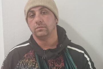 Un căruțaș care se deplasa cu soția și copiii săi, bătut crunt de indivizii coborâți din trei mașini