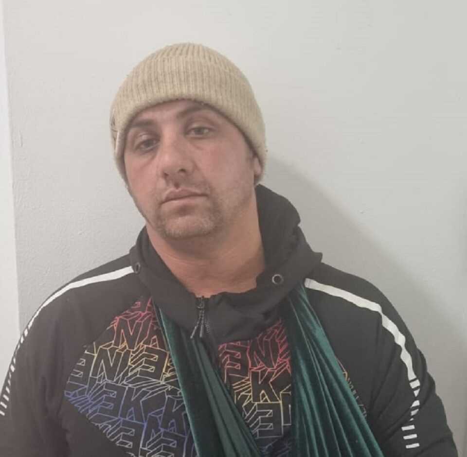 Un căruțaș care se deplasa cu soția și copiii săi, bătut crunt de indivizii coborâți din trei mașini