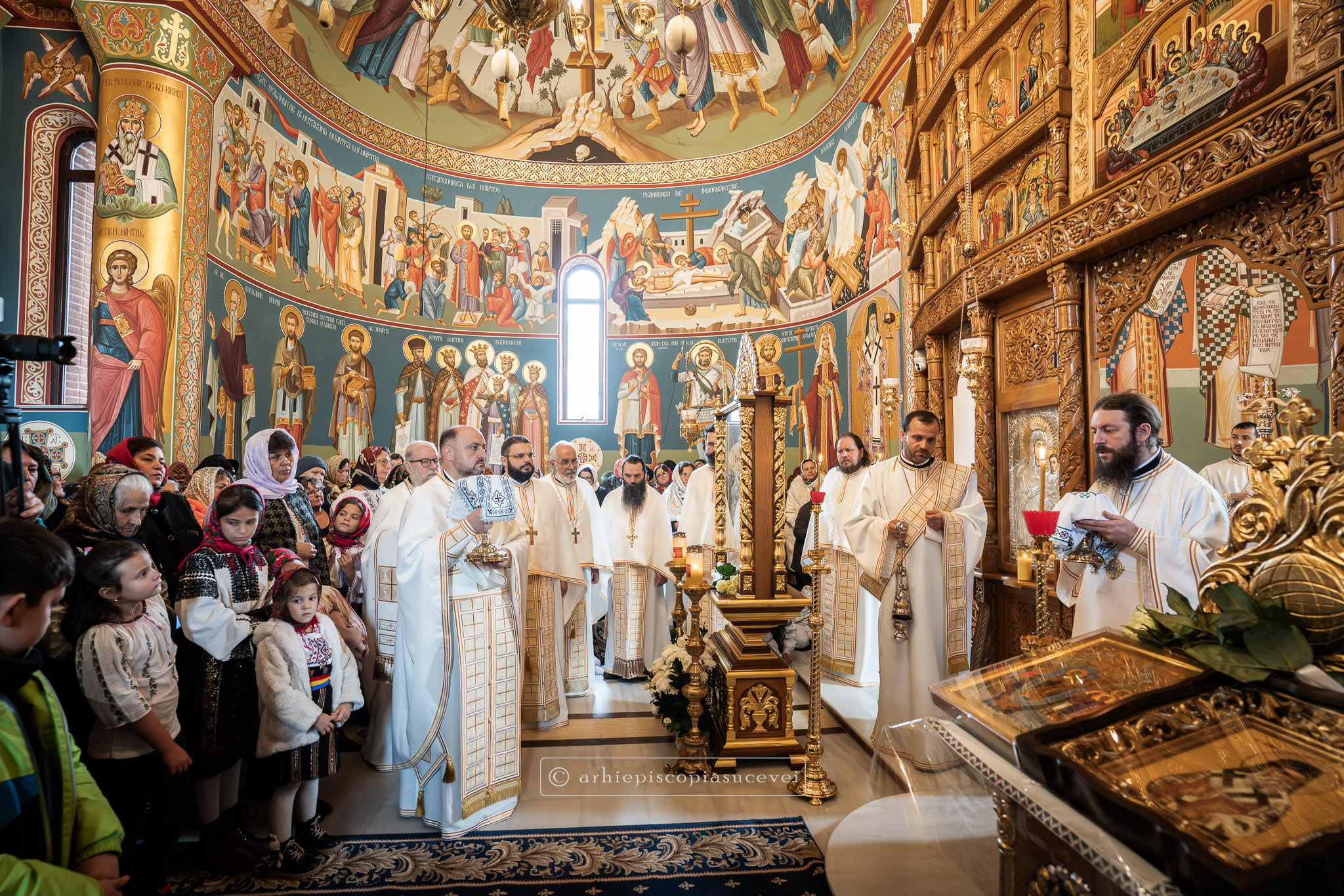Binecuvântare arhierească la cel de-al doilea hram al parohiei sucevene Burdujeni-Gară, Sfântul Ierarh Nectarie de la Eghina