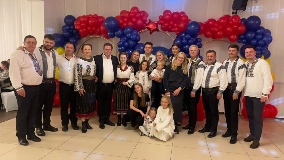 Dorul de casă al românilor din Diaspora, alinat de muzica Tarafului Florin Mucea și de vocile artiștilor îndrăgiți din țară