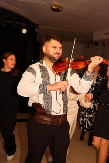 Dorul de casă al românilor din Diaspora, alinat de muzica Tarafului Florin Mucea și de vocile artiștilor îndrăgiți din țară