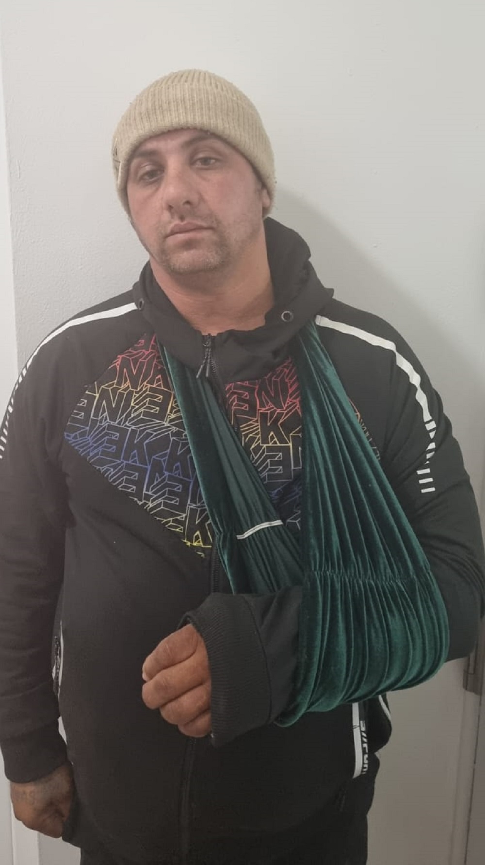 Un căruțaș care se deplasa cu soția și copiii săi, bătut crunt de indivizii coborâți din trei mașini