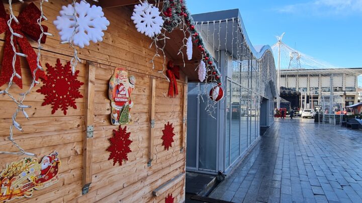 La Târgul de Crăciun din centrul Sucevei, pentru căsuțele de lemn, taxa de participare este de 3430 lei